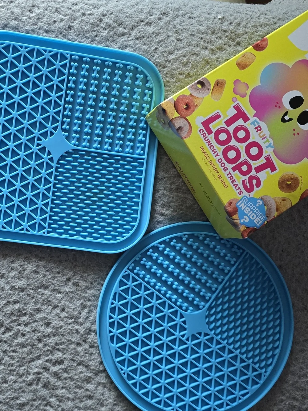 Blue Interactive Silicone Lick Mat & Fruit Treats